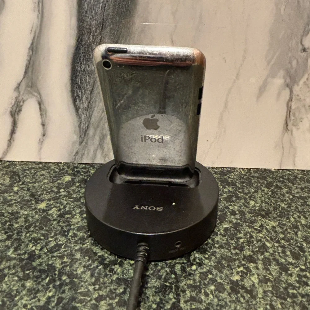 Apple iPod Classic - Silver Metallic Back